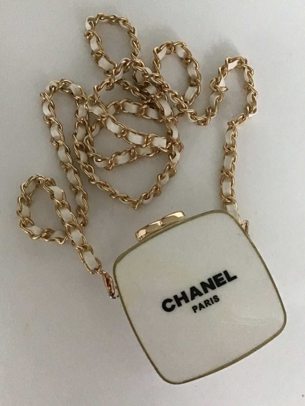 White Mini Chain Clutch 🤍 - Picture 2 of 7